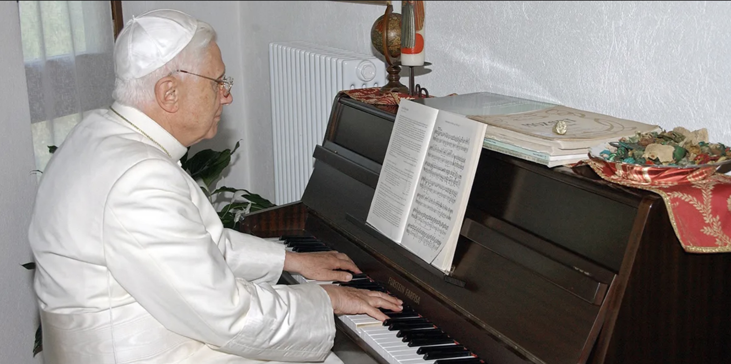 Pope Benedict XVI playing piano 